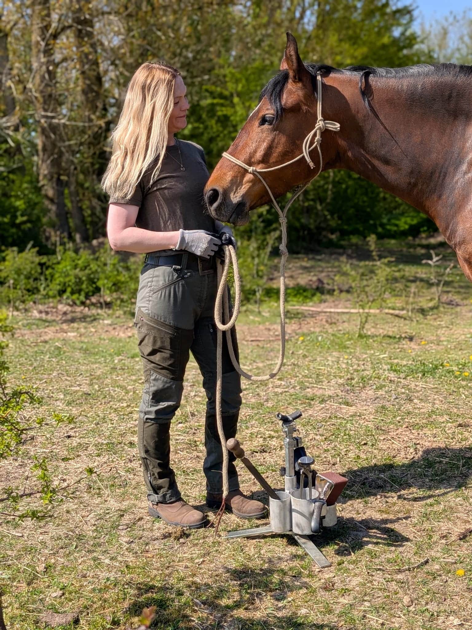 Marlene står ansigt til ansigt med en rolig hest